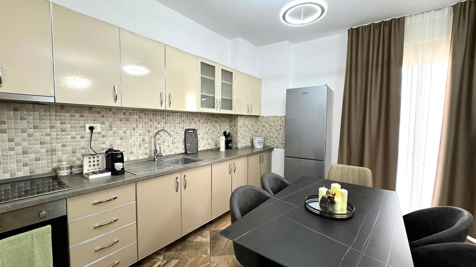 5 New Central Comfy Apartments ドゥラス 0*,